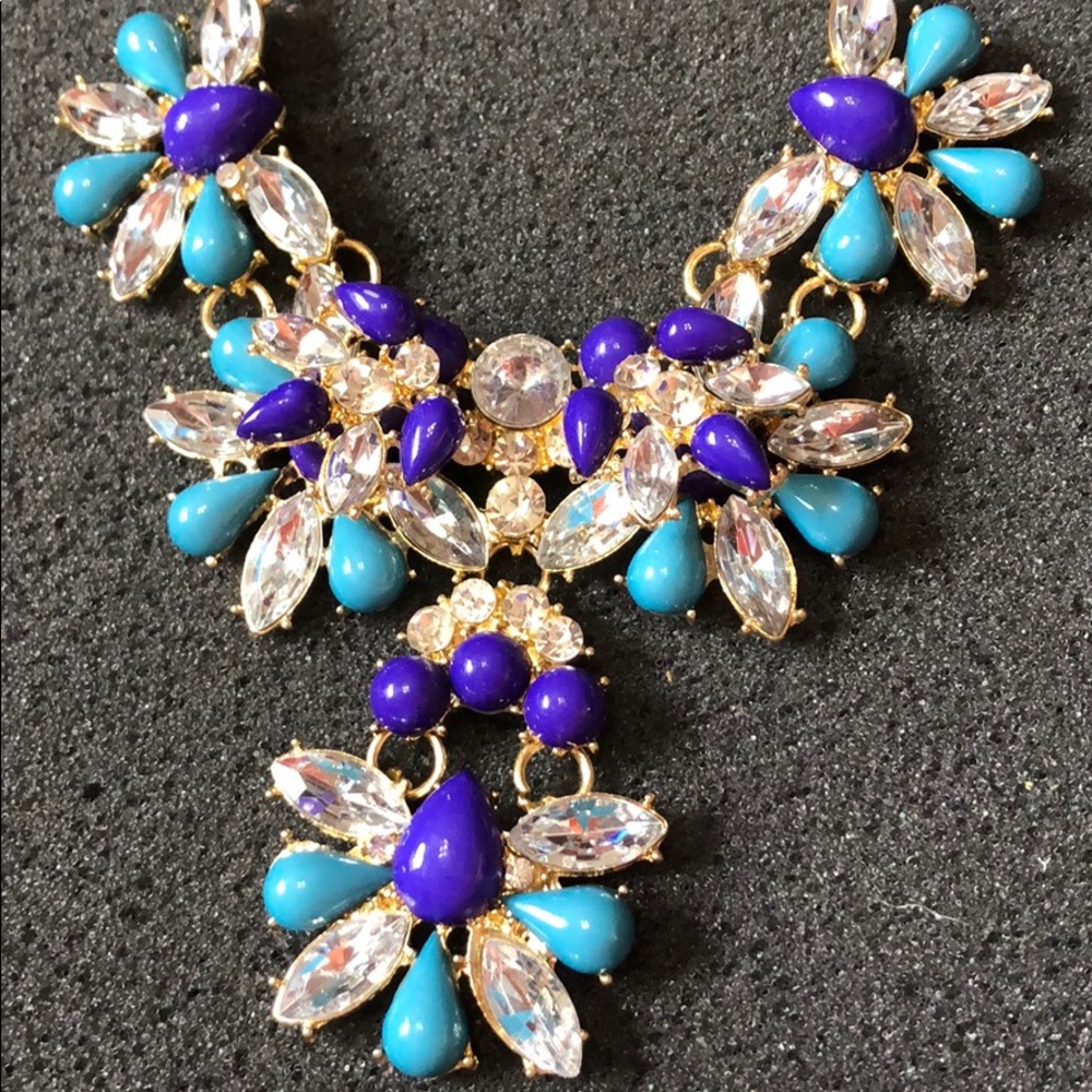 Gorgeous statement necklace.